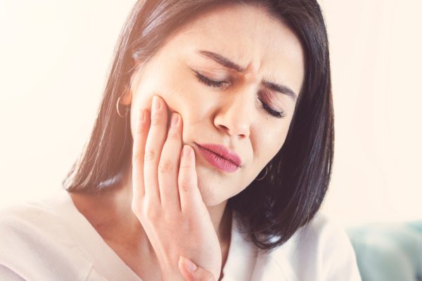 woman experiencing dental or jaw pain